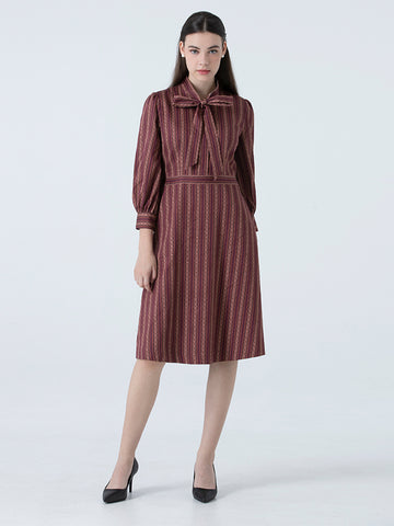 DAKS ชุดเดรส ผู้หญิง แขนยาว ทรง Regular Fit สีแดงเข้ม