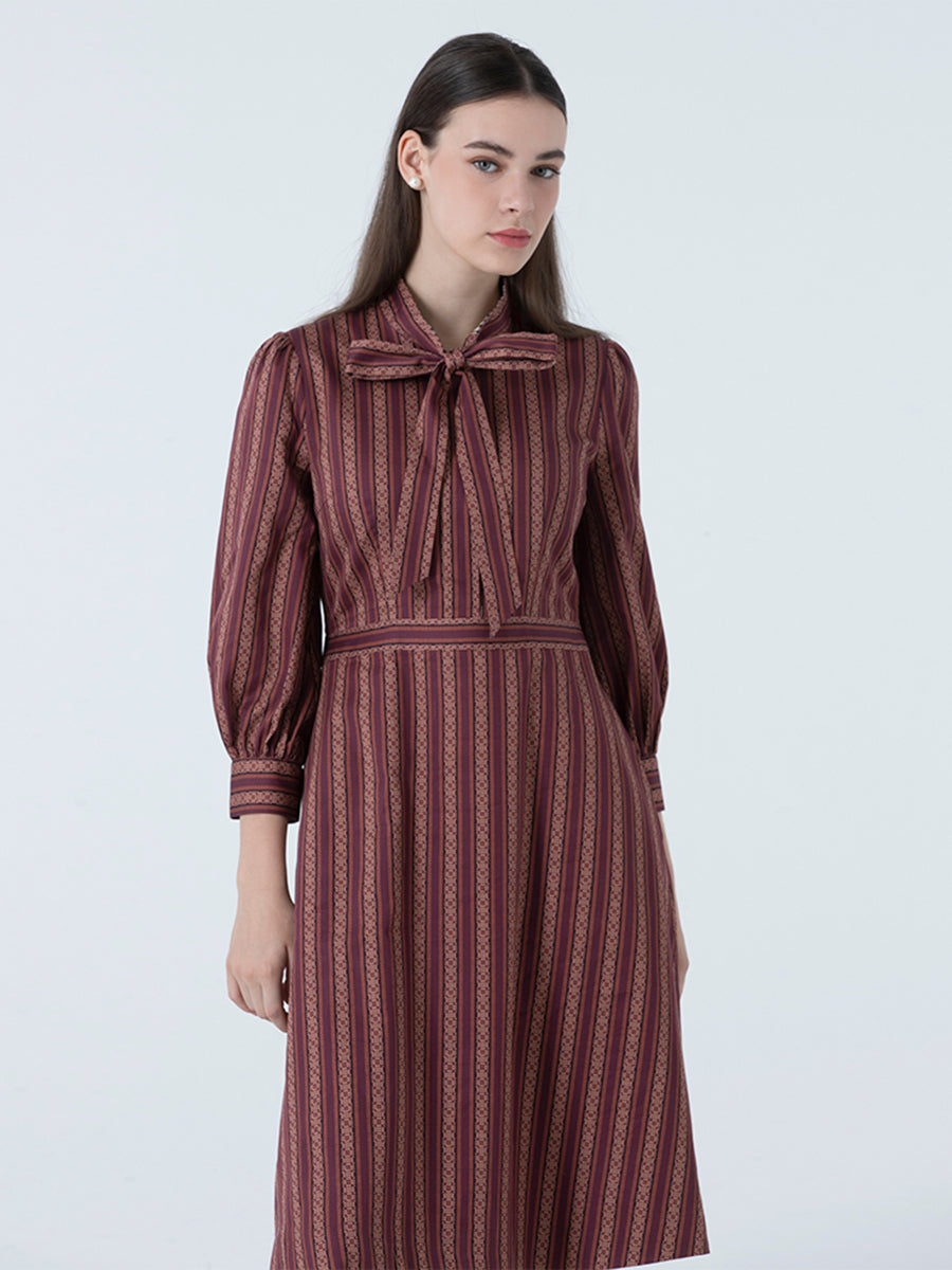 DAKS ชุดเดรส ผู้หญิง แขนยาว ทรง Regular Fit สีแดงเข้ม