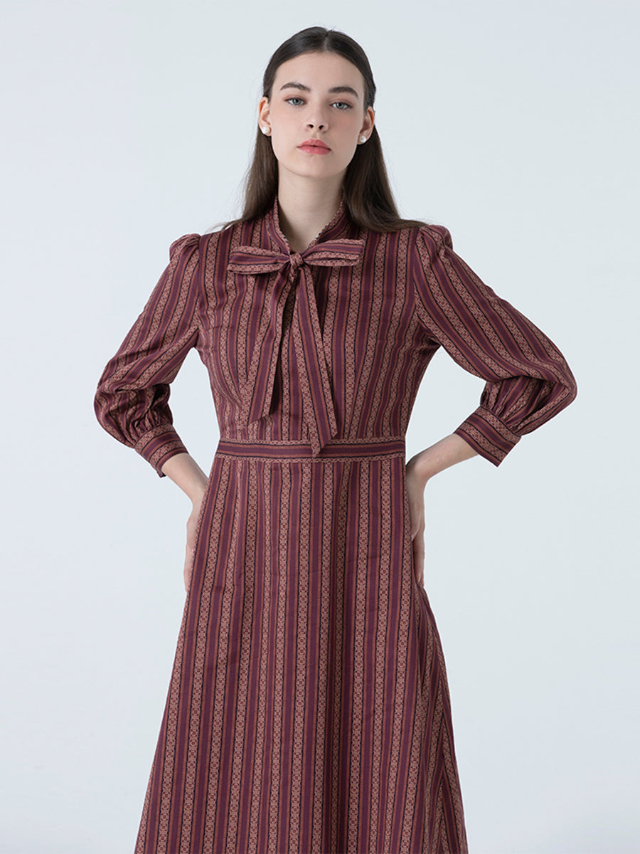 DAKS ชุดเดรส ผู้หญิง แขนยาว ทรง Regular Fit สีแดงเข้ม